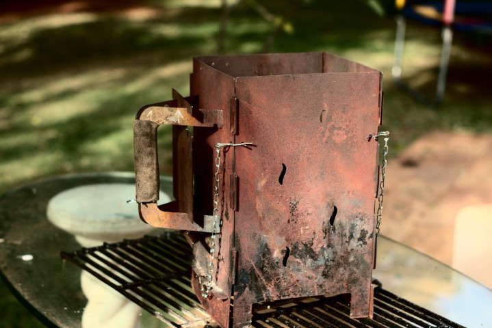 MaxBrasa acendendo carvão com brasa intensa em churrasqueira